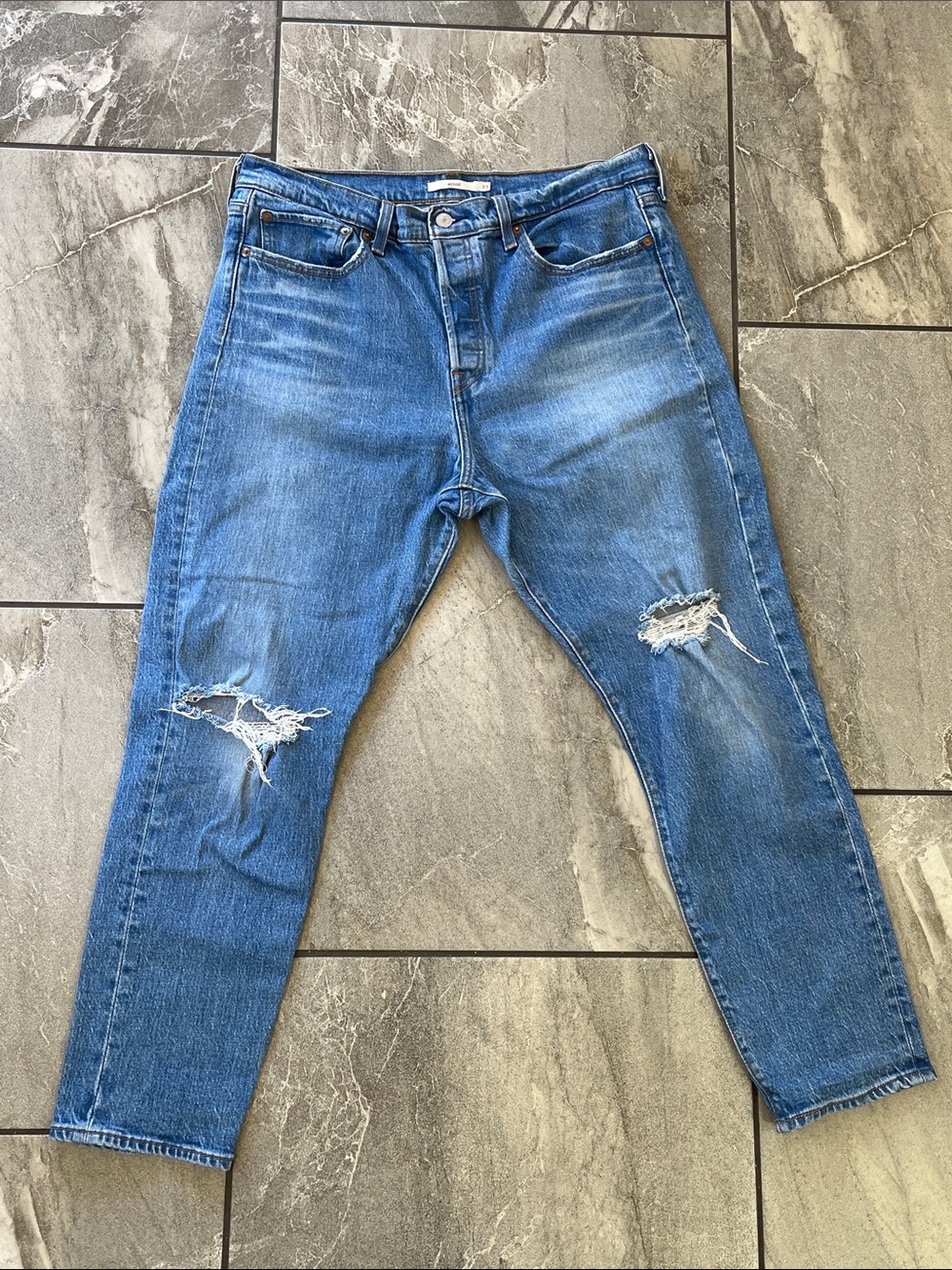 💙 Levi's Premium Wedgie Jeans Size 33 Distressed 99% Cotton Casual